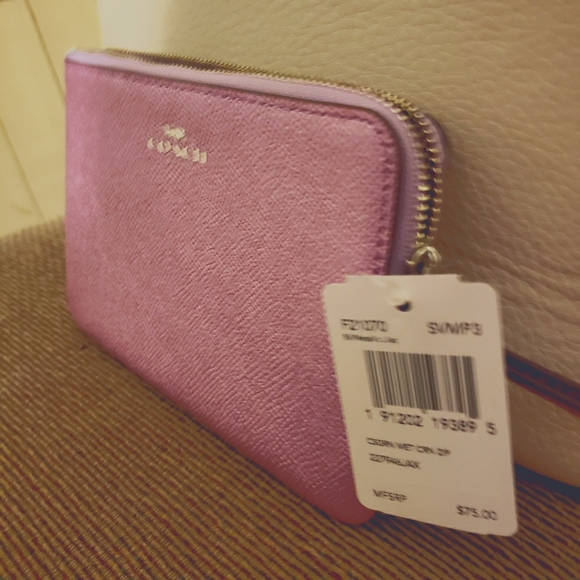 Coach Handbags - LAST PRICE DROP Coach Corner Zip Wristlet